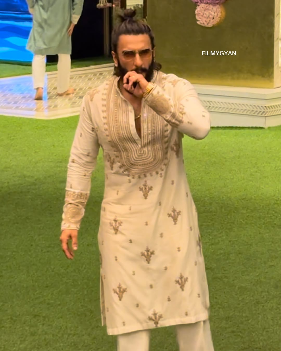 Cream Kurta Pant Set With Embroidery