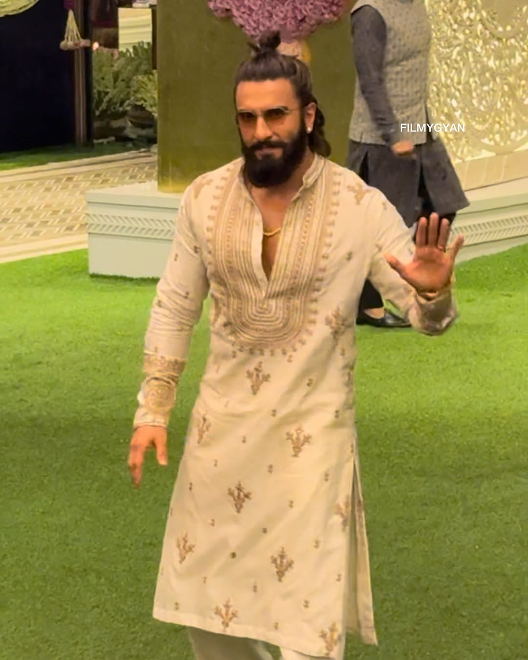Cream Kurta Pant Set With Embroidery
