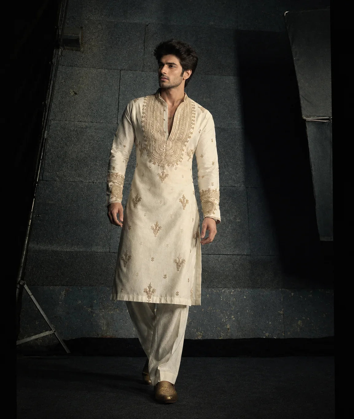 Cream Kurta Pant Set With Embroidery